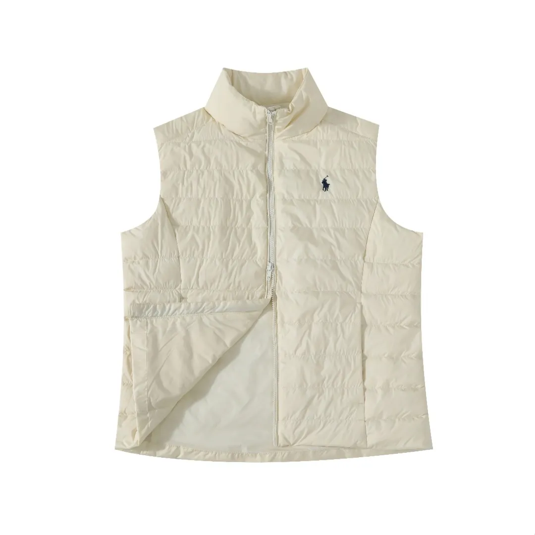 P370 #R55 Ralph Laura's classic thin down vest. The milky white color is really exciting at first sight. It's soft, waxy and white, instantly breaking the dullness of autumn and winter! Navy blue, retro college style soul, more special than black, more retro than white! It’s a bookish color! Pair it with a sweater or sweatshirt of the same color to complete the American retro feel! Classic, durable and elegant, it’s a style you can’t go wrong with if you close your eyes! The classic black cool and versatile king, the anchor of your wardrobe! Invincible slimming! Super versatile! The scheming version will look good on whoever wears it! Small sisters can wear it to show off their proportions without weighing them down ~ Even fat sisters can wear it with confidence, and the effect of hiding body fat is great! The inside is also very durable: 90% high-quality white duck down, 150g filling, the key is to be light and warm! It’s not burdensome to wear at all~ The inside is also treated with anti-slip velvet treatment, and the details are perfect! The classic pony logo is the finishing touch and adds a sense of sophistication. This winter, it can really make you warm and beautiful!  Color: Creamy White Black Navy Size: S M L XL Length: 63 64 65 66 Bust: 110 114 118 122 Shoulder Width: 41 42 43 44